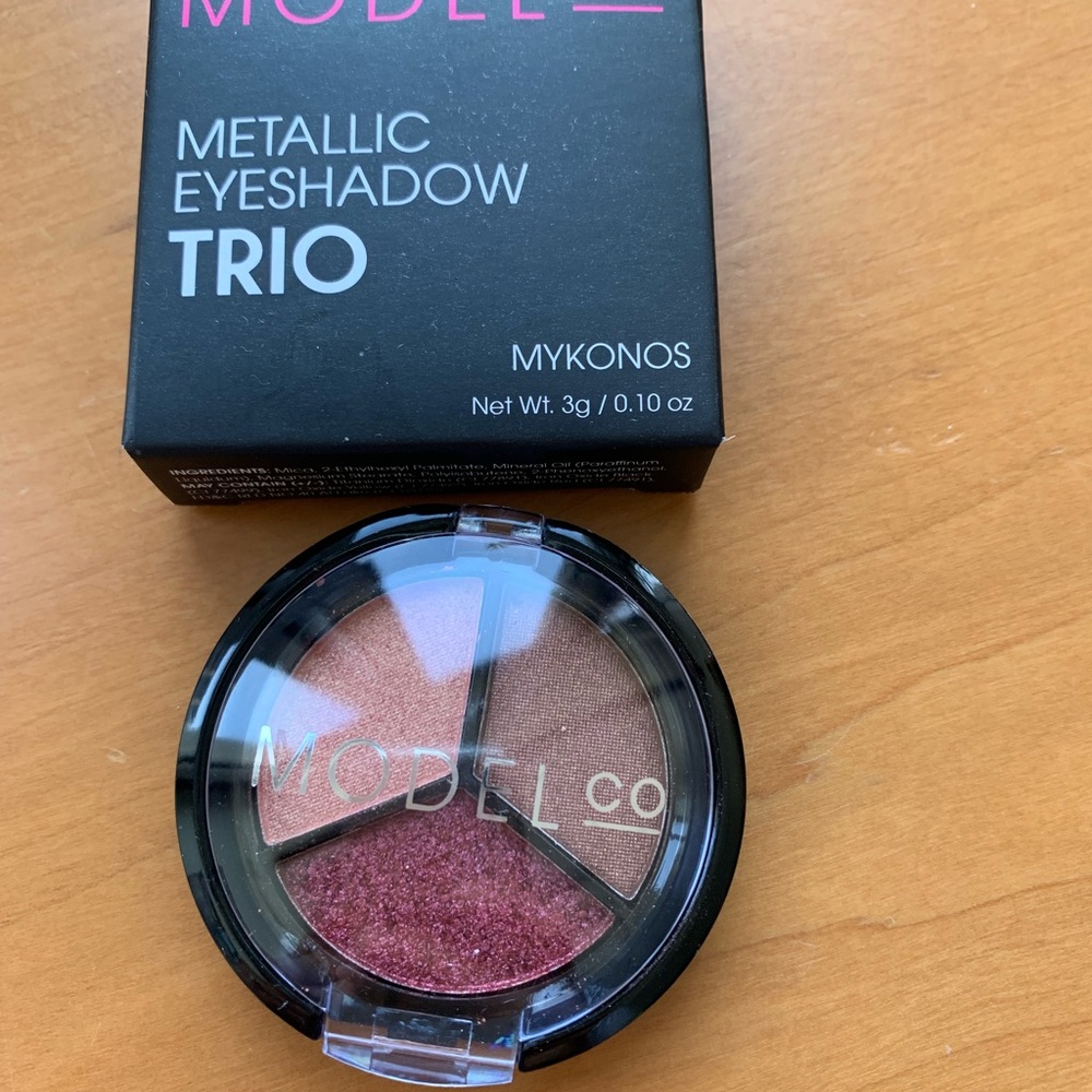Metallic eyeshadow - Picture 3 of 4